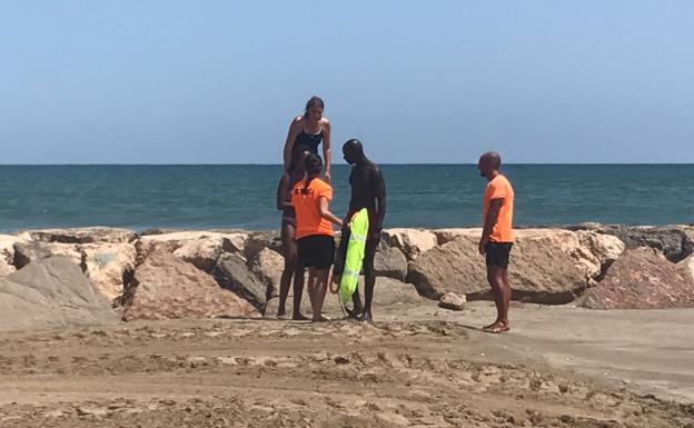 Salvan la vida de una joven en la playa de Meliana