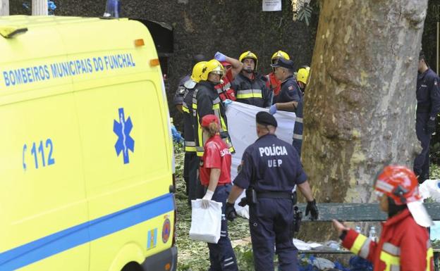 La caída de un árbol deja trece muertos en una romería en Madeira