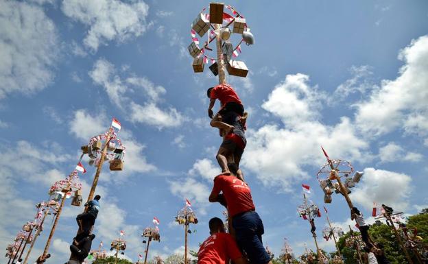 Panjat Pinang, la tradición indonesia de trepar un palo engrasado