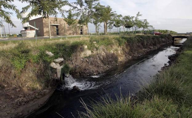 Rescatan a un varón que no podía salir del agua en una acequia en Fortaleny debido a la fuerte corriente