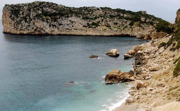 Rescatan a un menor herido al saltar desde la zona rocosa de la playa de Ambolo en Xàbia