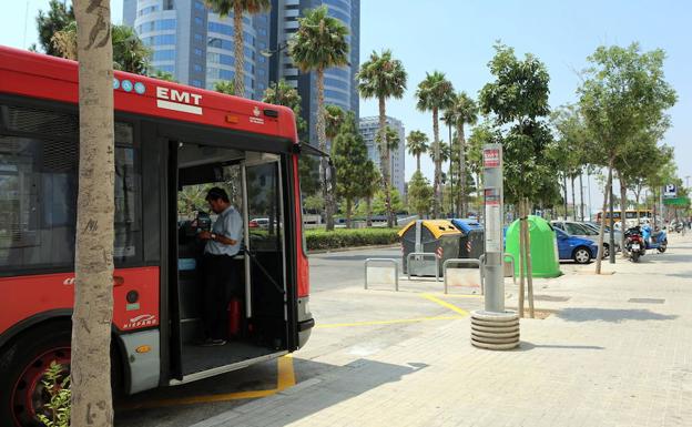 Uno de cada cuatro buses de la EMT de Valencia se queda sin salir al estar averiado