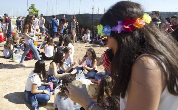 La práctica de botellón baja entre los jóvenes valencianos mientras aumenta el 'binge drinking'