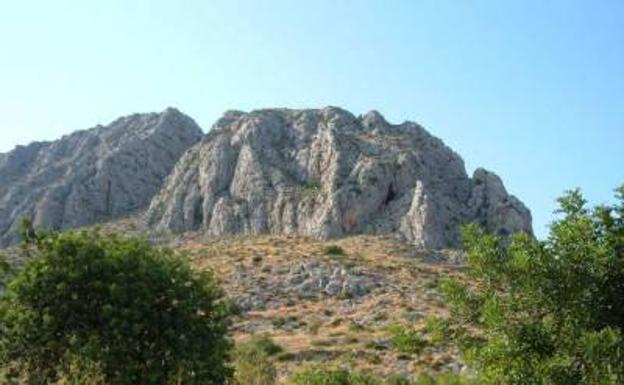 Bomberos rescatan a una excursionista con un golpe de calor en la Sierra de Segaria