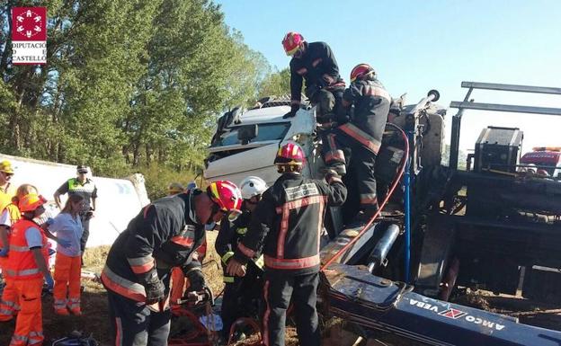 El conductor de un camión de la basura, herido tras volcar su vehículo en la CV-12 en Morella