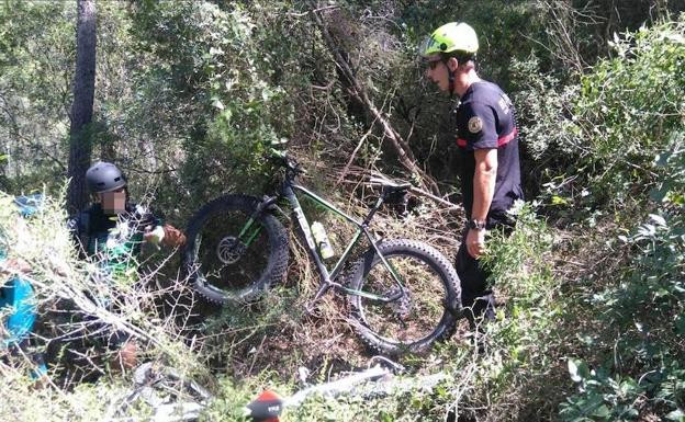 Rescatan a dos ciclistas deshidratados tras perderse en un barranco en Enguera