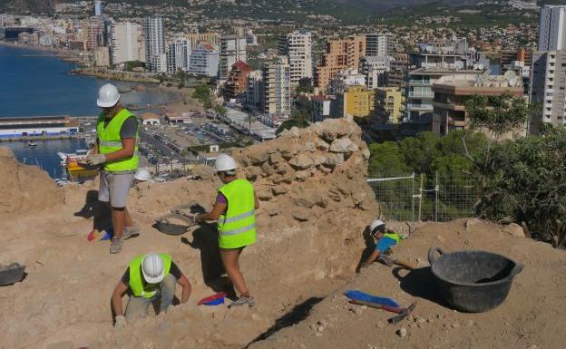La XIII campaña de excavaciones del MARQ en la Pobla Medieval d’Ifac descubre una gran torre defensiva
