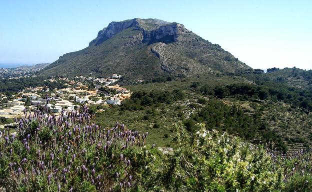 Los bomberos rescatan en helicóptero a dos jóvenes desorientados en el Montgó