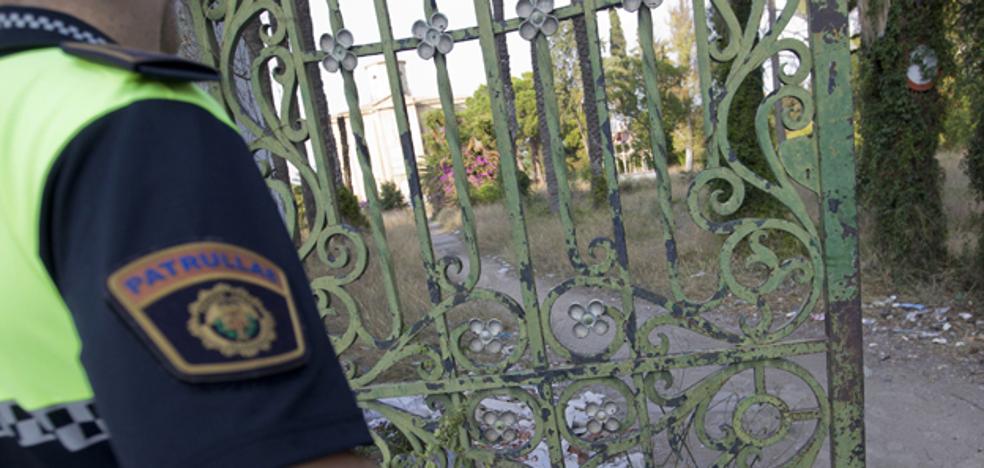 Un joven de 19 años agrede a su madre con una puerta e intenta estrangular a su padrastro en Valencia