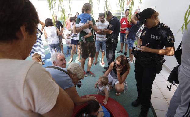 Un centenar de vecinos se atrincheran en una guardería de Foios para frenar el desalojo del centro