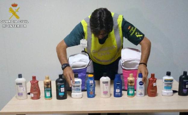 Dos detenidos en El Altet por llevar cocaína en botes de champú y cosméticos