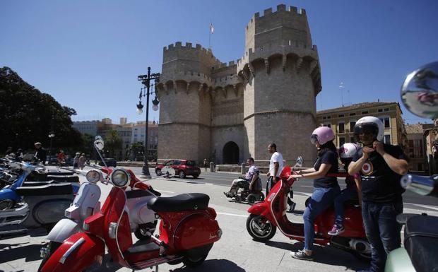 El Ayuntamiento traslada la parada de autobuses turísticos de la calle Pintor López al puente de Serranos