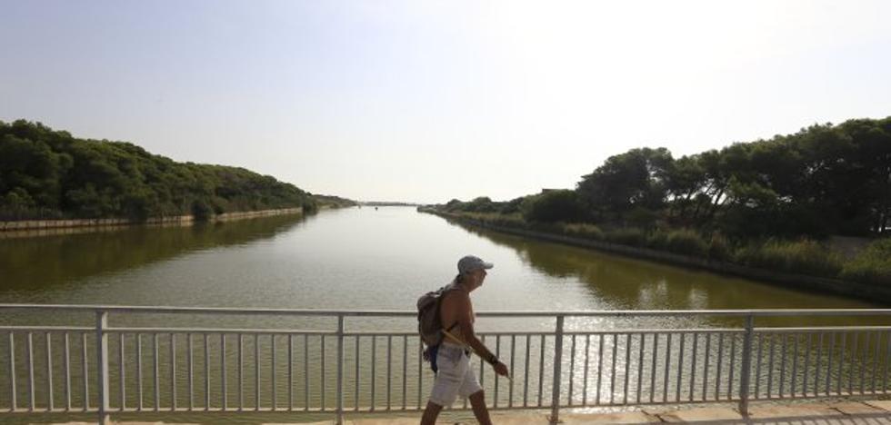 Los pescadores negocian coger el cangrejo azul antes de que entre en la Albufera