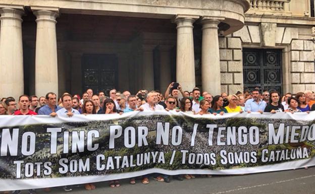 Una errata en la pancarta de Valencia en apoyo a la manifestación de Barcelona