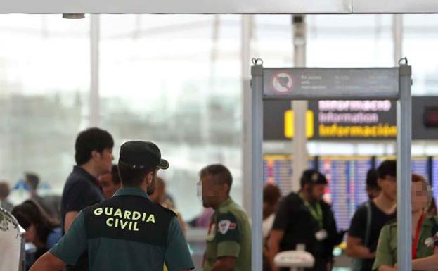 Empleados de seguridad en los aeropuertos de Valencia y Alicante exigen mejoras económicas