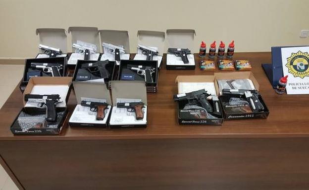 La Policía Local confisca en El Perelló más de 30 armas lúdico-deportivas en dos comercios