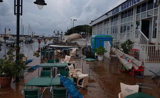 Un tornado toca tierra en Burriana y deja daños materiales en su Club Náutico