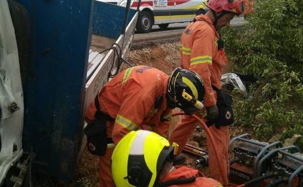 Rescatado el conductor de un camión tras chocar contra un árbol en Corbera