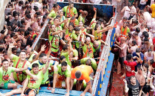 La Guardia Civil recupera 15 móviles, 727 euros, 20 libras y atiende 300 auxilios en La Tomatina