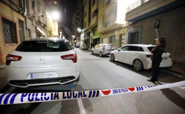 Un niño de ocho años muere en el asalto a una casa de Elda y la pareja de su padre aparece maniatada