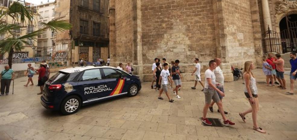Más de 3.000 policías locales de la Comunitat Valenciana trabajan sin chaleco a pesar de la alerta terrorista