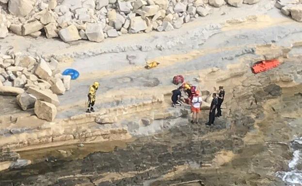 Los bomberos rescatan a un hombre en una cala de Moraira y apagan dos coches en llamas tras un accidente en Benissa