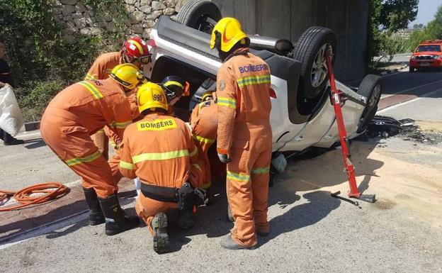 Muere el conductor del coche que cayó por un terraplén de seis metros en La Pobla del Duc