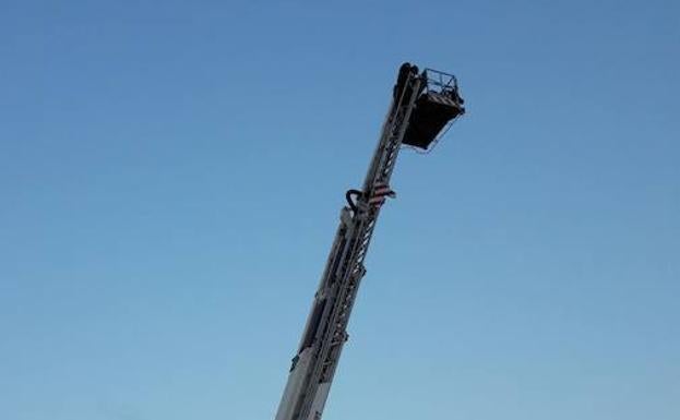 Los bomberos de Valencia realizan las pruebas de vértigo y claustrofobia