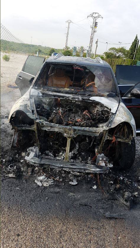 Fotos del coche incendiado en Paterna