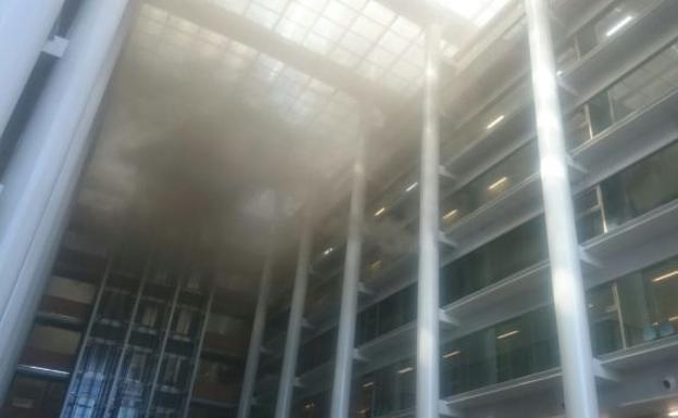 El incendio en la Ciudad de la Justicia de Valencia obliga a suspender la actividad en los juzgados también mañana