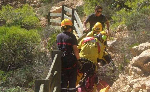 Rescatan en helicóptero a una mujer herida en la cala del Moraig de Benitatxell