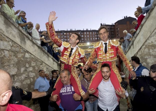 Enrique Ponce también sale a hombros en Valladolid