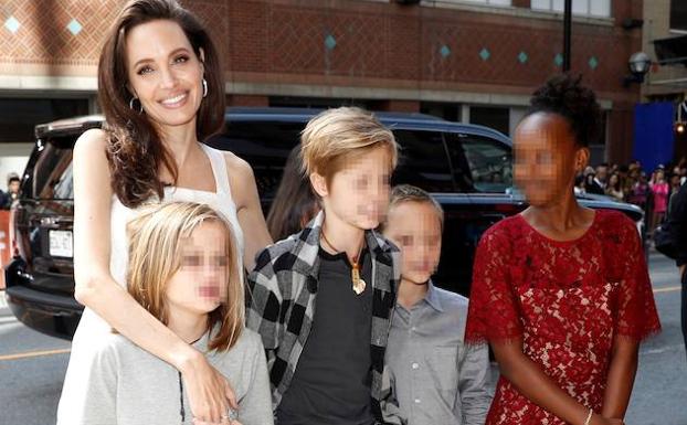 Angelina Jolie desfila radiante en Toronto acompañada de sus hijos