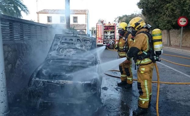 Arde un vehículo mientras circulaba por la entrada a Xàbia