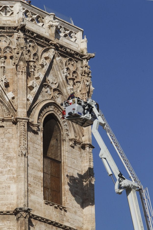 Cinco camiones de rescate en altura averiados dejan a los bomberos de Valencia bajo mínimos