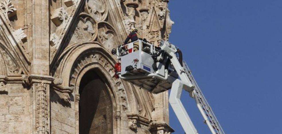 Cinco camiones de rescate en altura averiados dejan a los bomberos de Valencia bajo mínimos