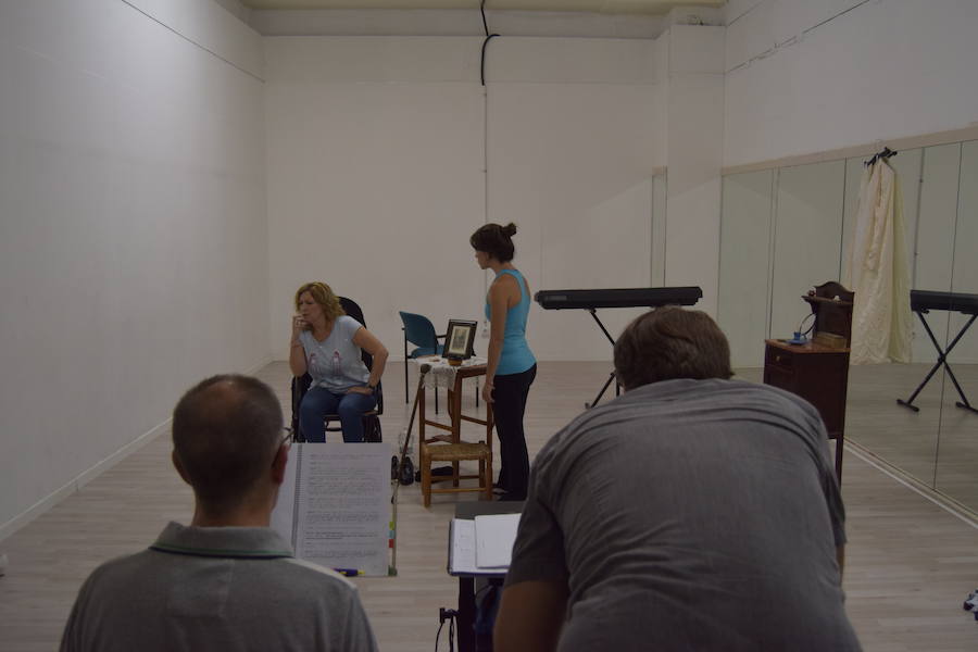 Fotos de un ensayo de 'Bernarda', propuesta integrada en la programación de Russafa Escènica