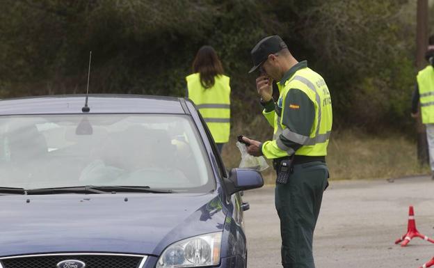 Circula por Vinaròs con una carabina ilegal cargada con 10 cartuchos y un silenciador en el coche
