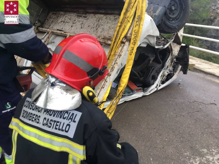 Fotos del rescate al camión caído por un puente en Fuente de la Reina