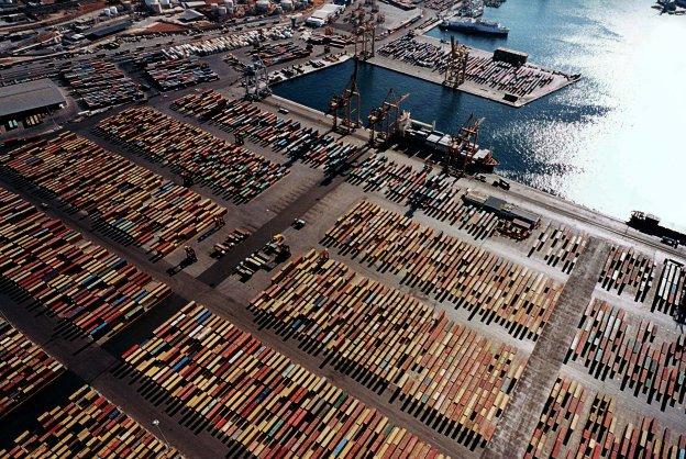 Bruselas quiere limitar la inversión extranjera tras las compras de la china Cosco en Europa