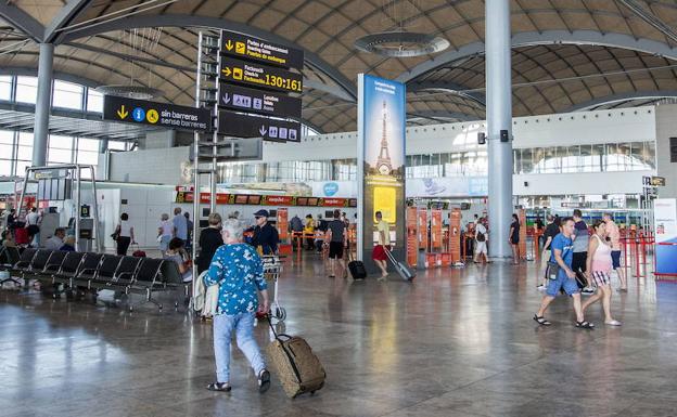 Auxilian a un niño de 2 años inconsciente y con convulsiones en el aeropuerto de Alicante