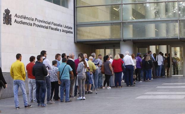 La Ciudad de la Justicia de Valencia reabre entre colas y dudas