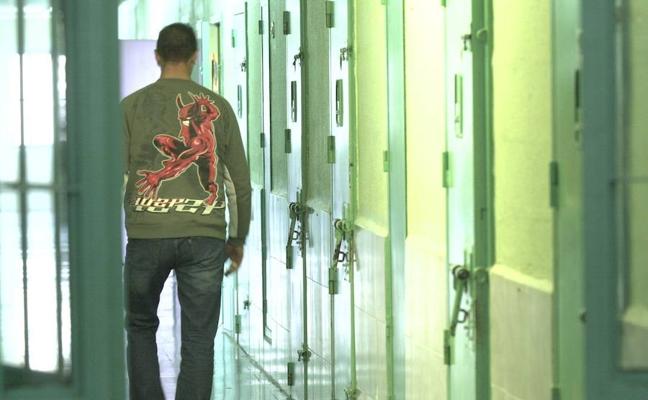 La falta de inhibidores en la cárcel de Picassent permite a los presos cometer delitos por teléfono