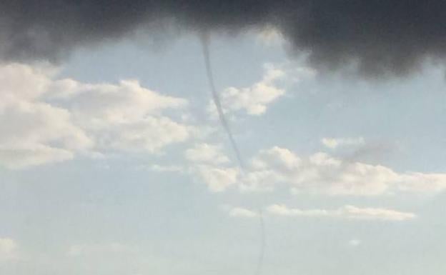 Una manga marina frente a la costa de Dénia