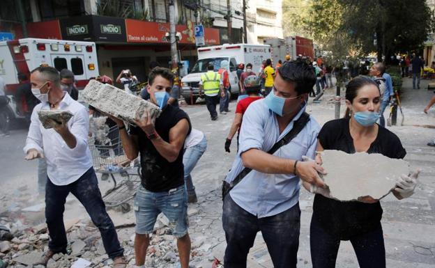 El caos y el olor a gas se apoderan de la Ciudad de México tras el temblor