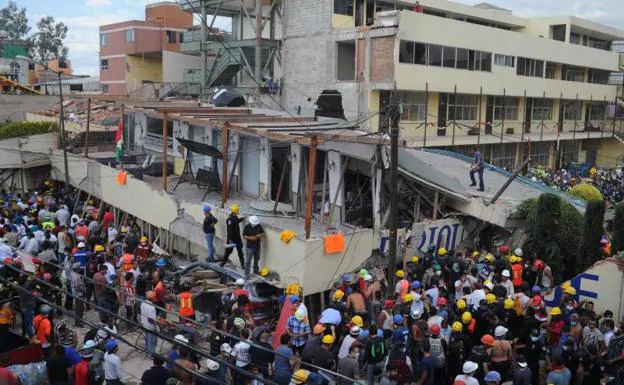 Mueren 32 niños y 20 personas quedan atrapadas al derrumbarse una escuela en México