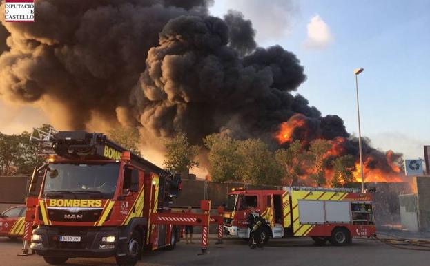 Un incendio industrial se desata en la planta de reciclaje de Onda