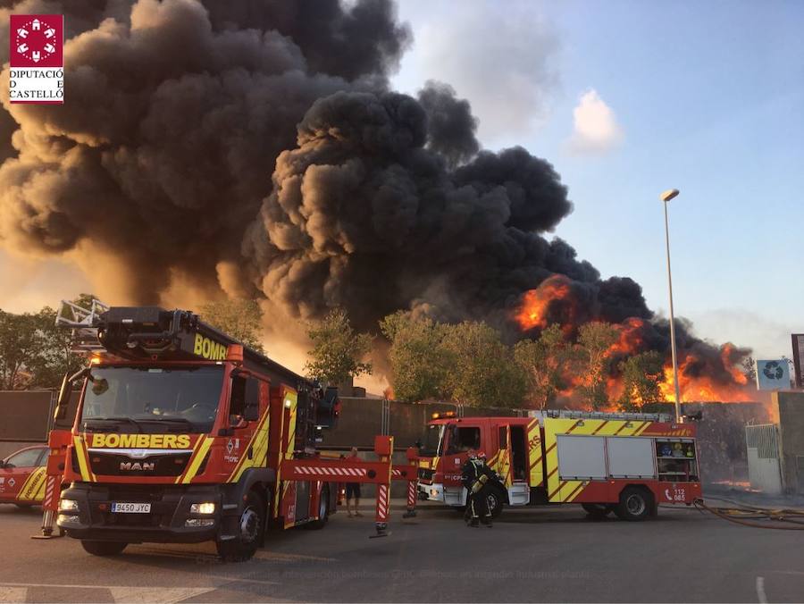 Fotos del incendio de la planta industrial de Onda