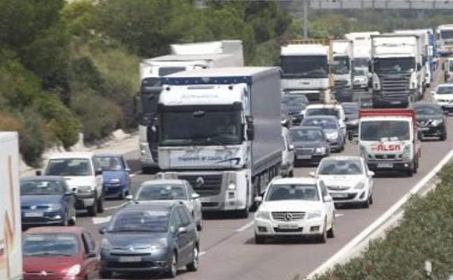 Un accidente entre un camión y un coche deja varios kilómetros de atasco en el bypass en Torrent