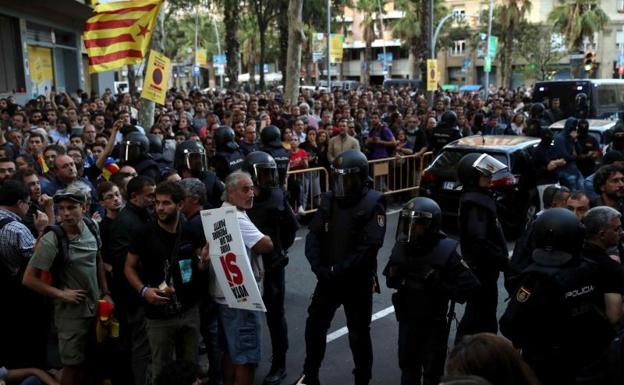 El Gobierno dice que no desconfía de los Mossos, pero refuerza a la Policía y la Guardia Civil